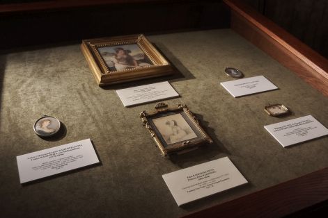 odzyskane obrazy malowane i inne przedmioty z kolekcji potockich - peru